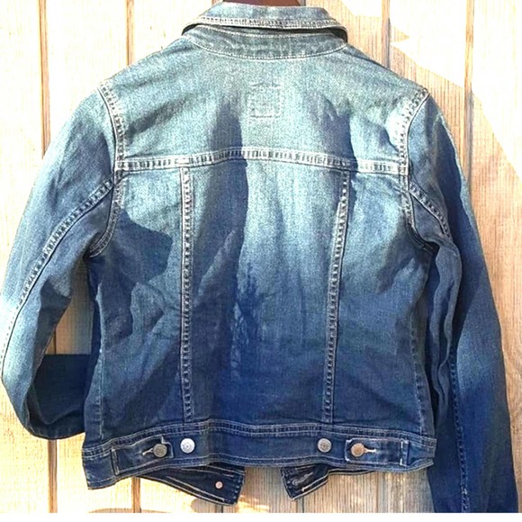 Cozy Spring Classic Denim Jacket Minimalist Closet Must-Have - Picture 3 of 9